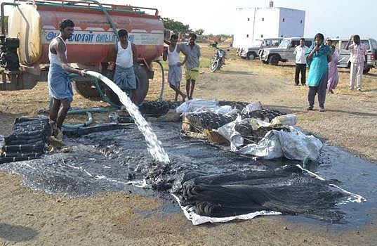 விருதுநகர் அருகே அனுமதியின்றி தயாரித்த 6800 கருந்திரி கட்டுக்கள் பறிமுதல்